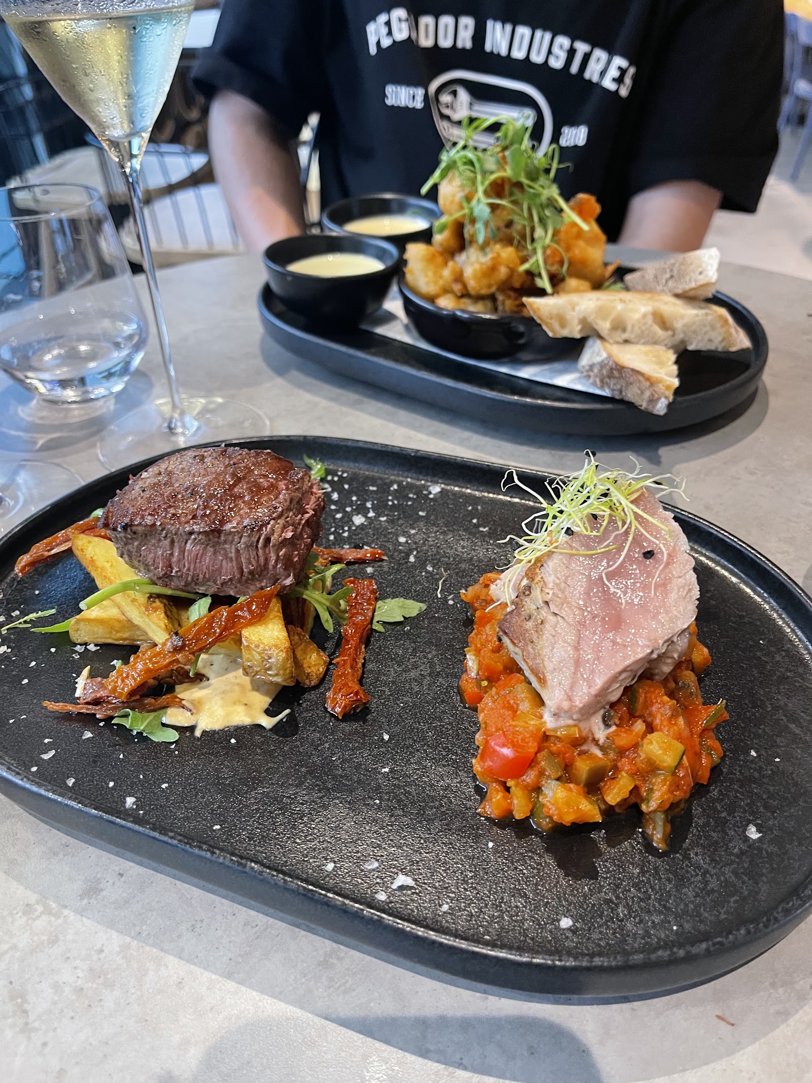 Vydatná večeře: steak, tuňák a křupavé předkrmy.